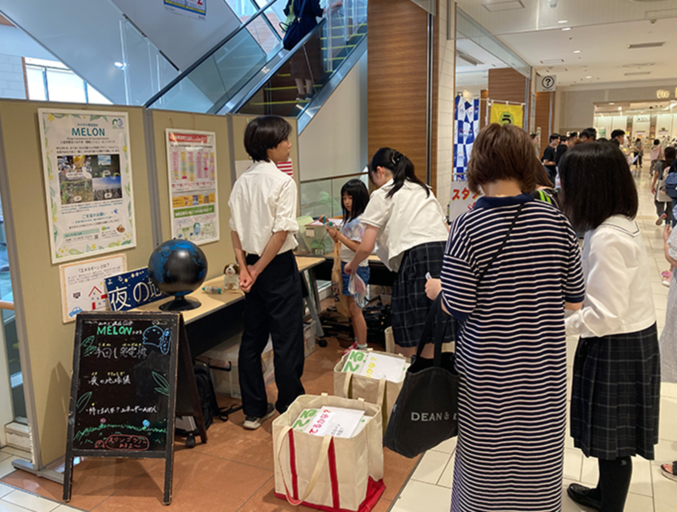 イベントに参加する人々