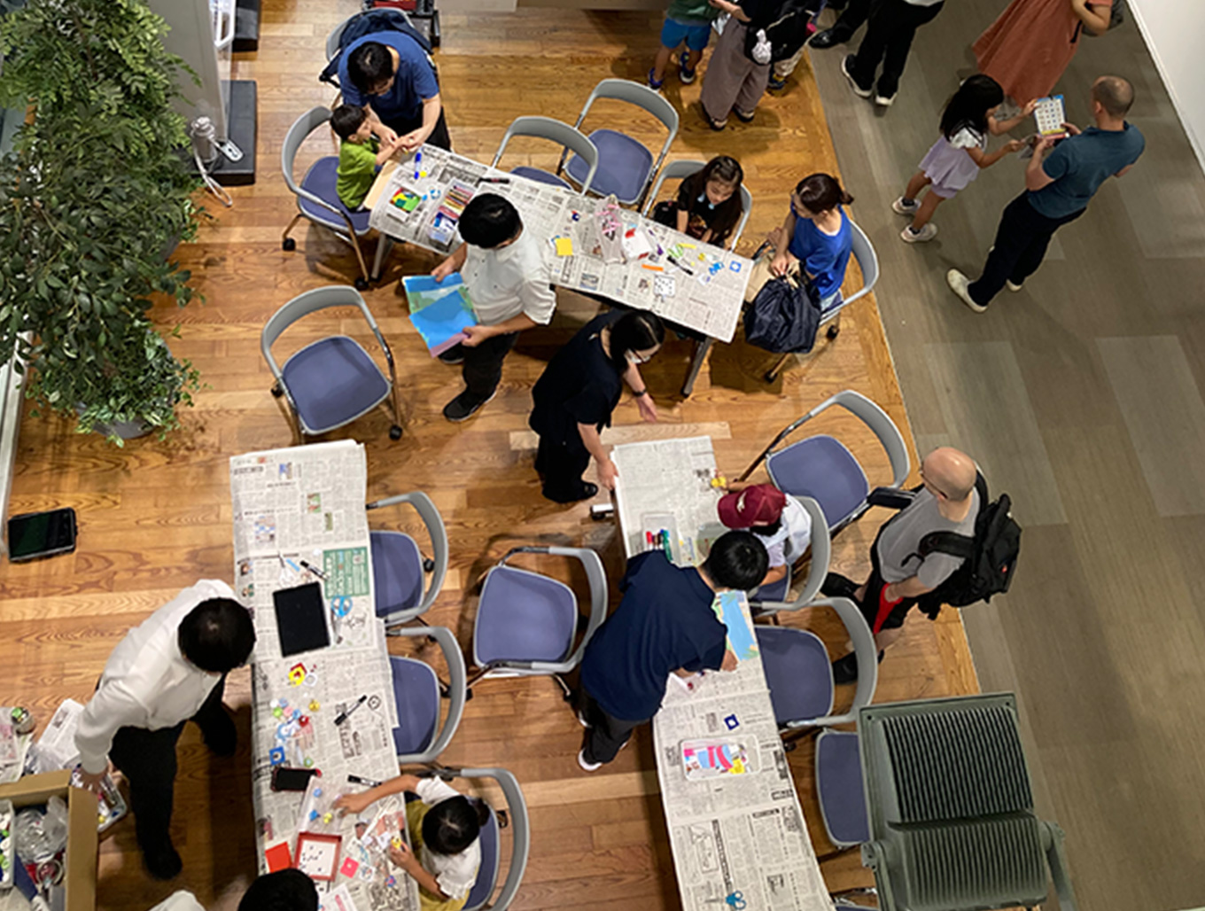 イベントに参加する人々