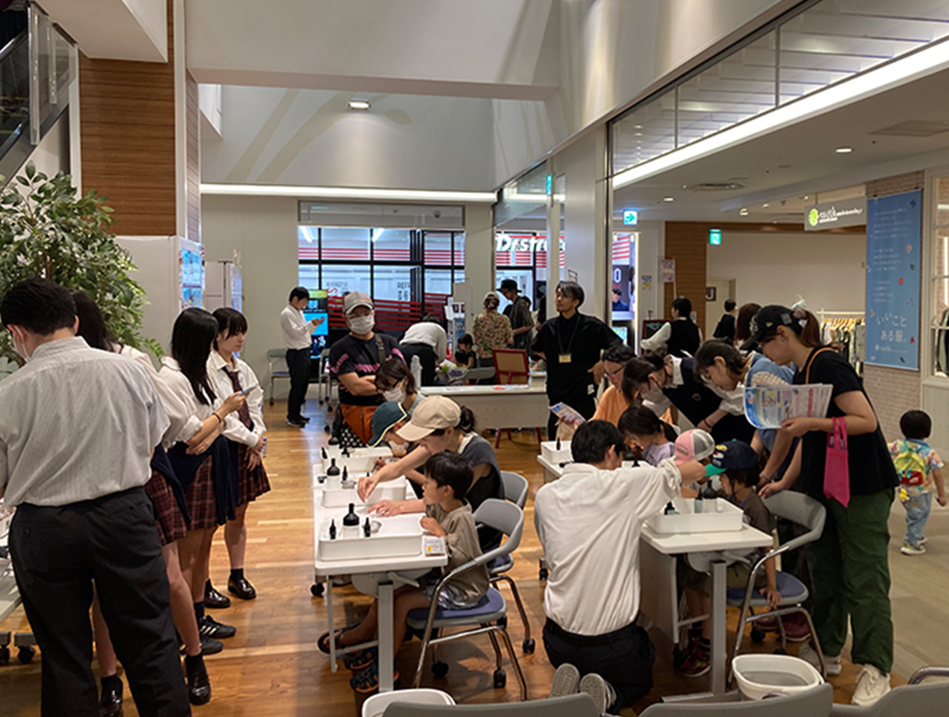 イベントに参加する人々