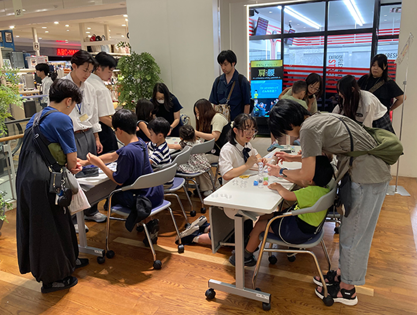 イベントに参加する人々