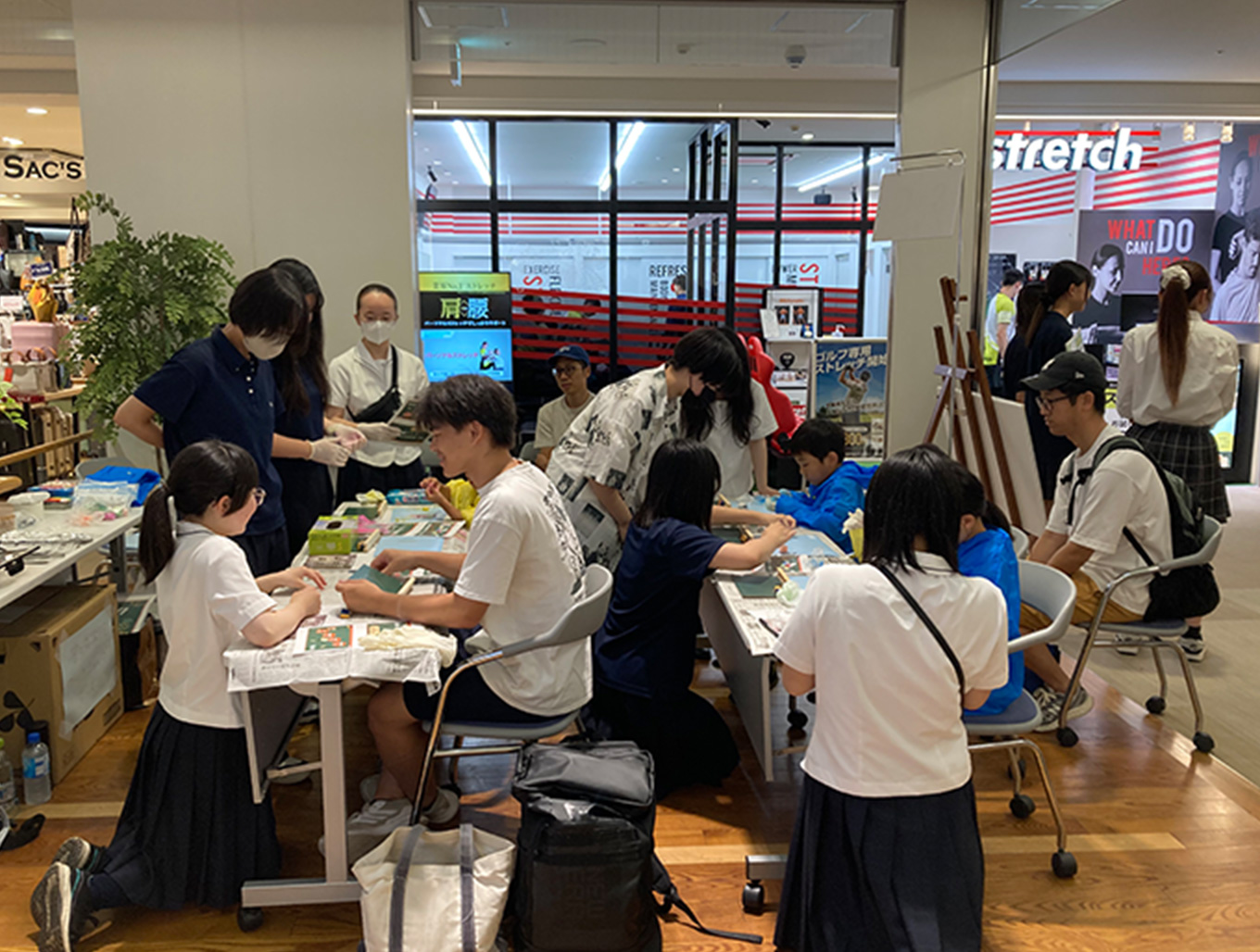 イベントに参加する人々