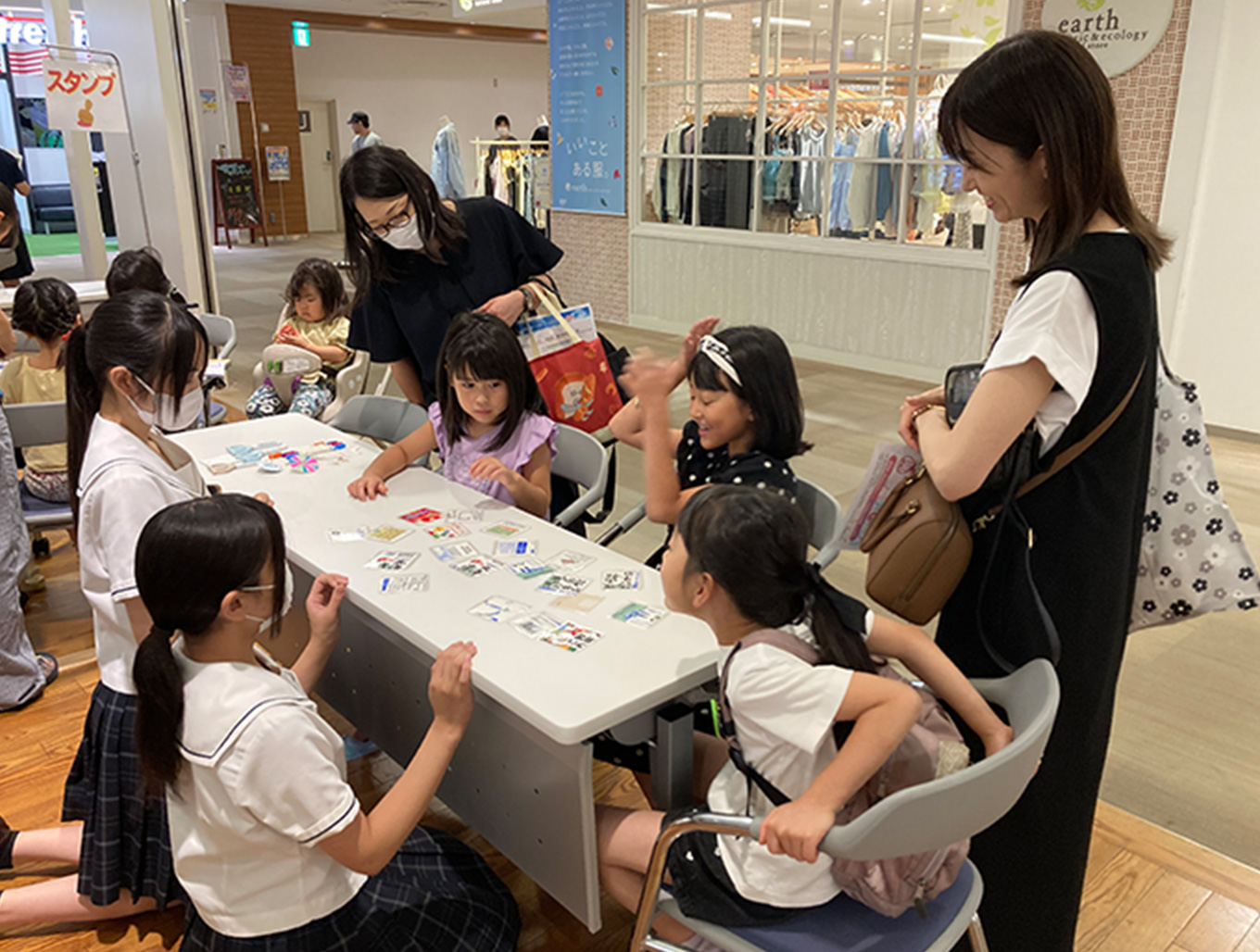 イベントに参加する人々