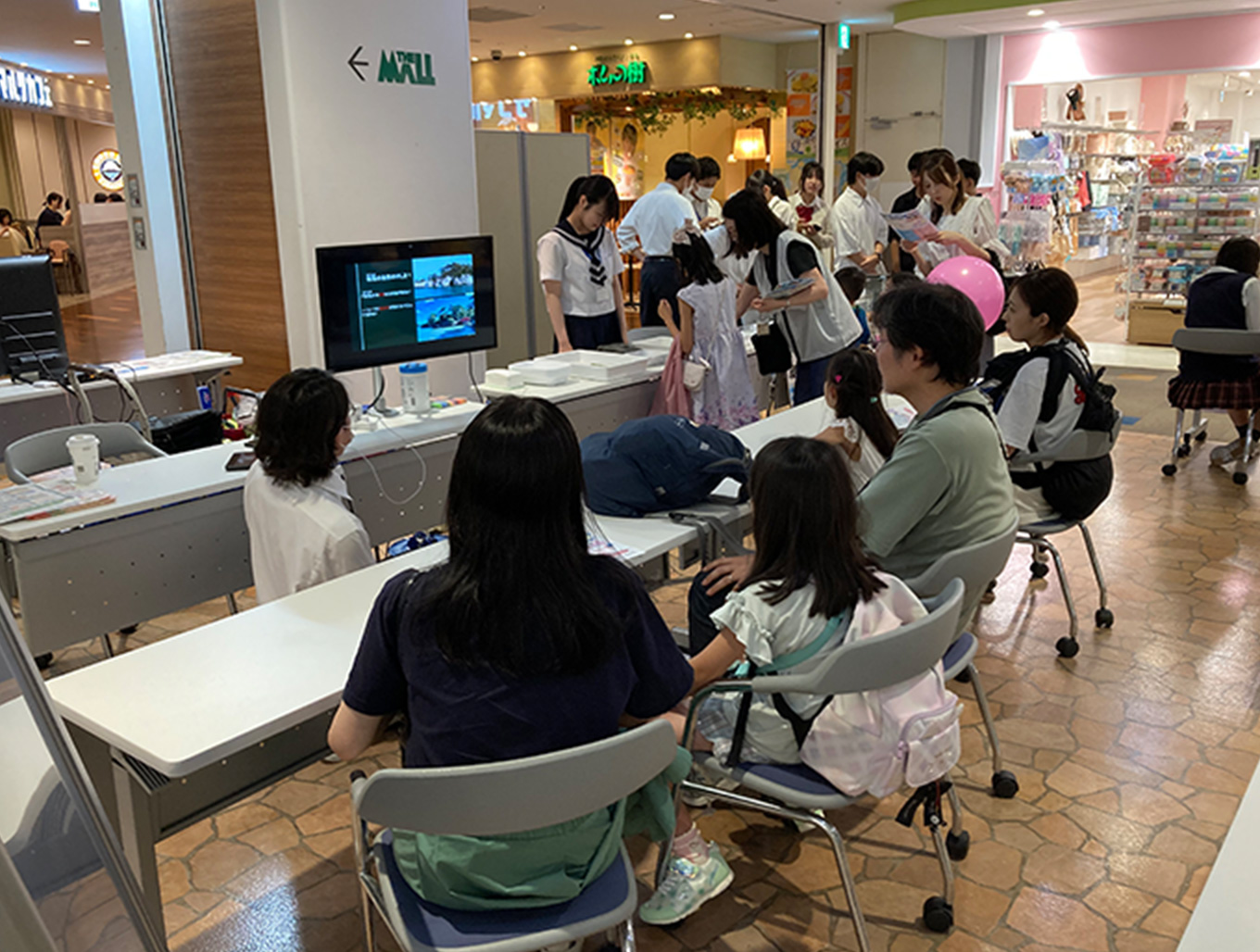 イベントに参加する人々