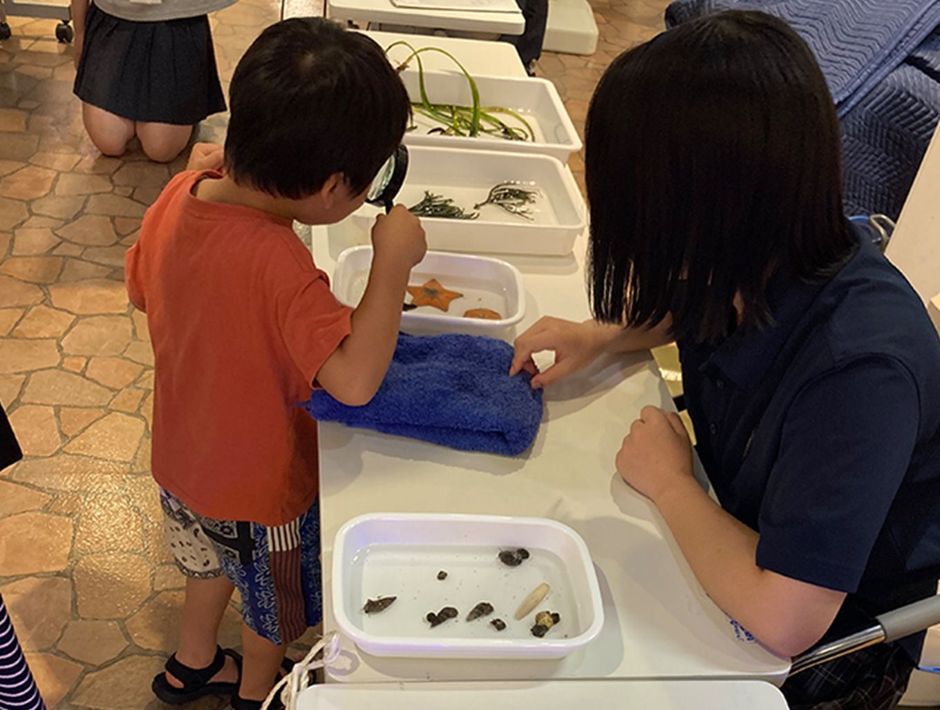 イベントに参加する人々