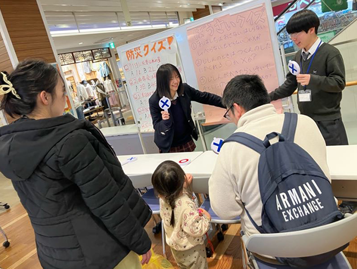クイズに答える一家