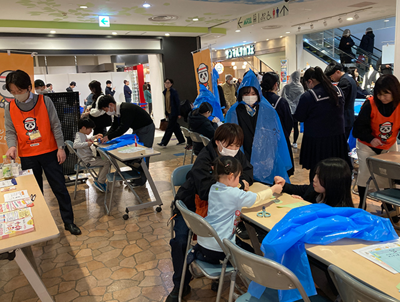 イベントに参加する人々