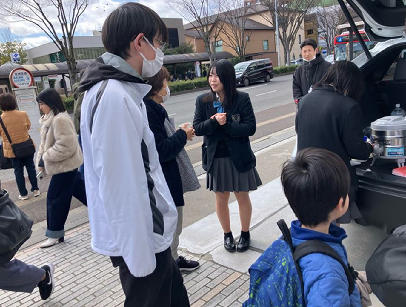 車を見る人々